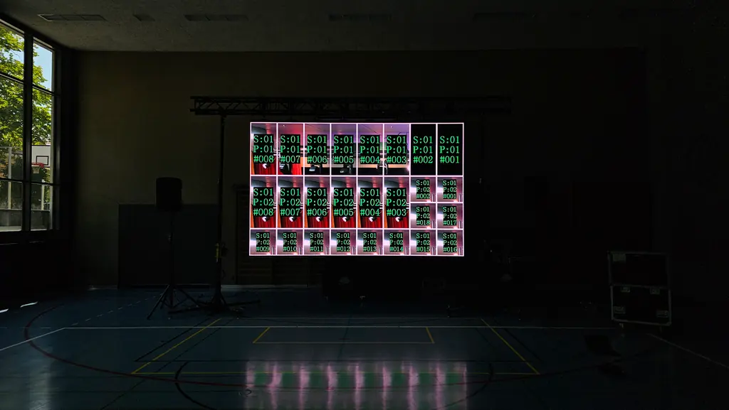 Temporärer LED Screen in einer Halle, aufgebaut auf Traversen, mit Testbild der einzelnen LED-Cabinets